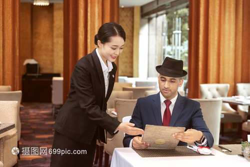 跨文化交流中的貼心服務(wù) 餐廳服務(wù)員如何為外國客人提供菜單